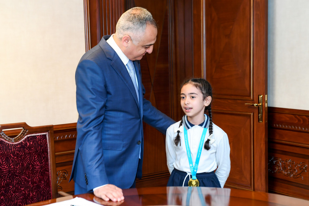 Səlahiyyətli nümayəndə müsabiqə və yarışlarda qalib olan şagirdlərlə görüşüb